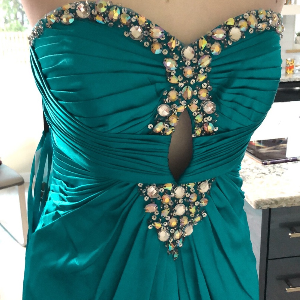 Satin gathered bodice with train - Picture 4 of 15